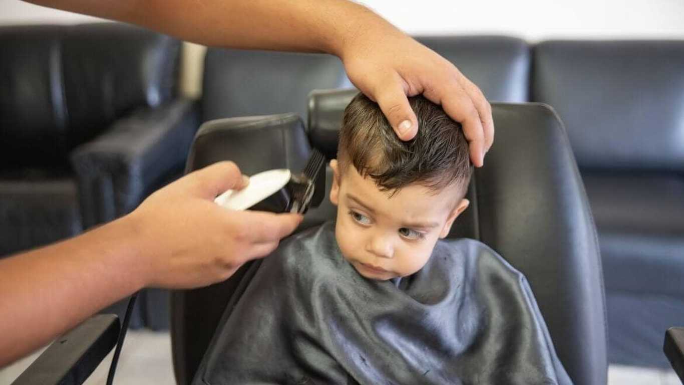 Mẹo giúp bé hợp tác khi cắt tóc