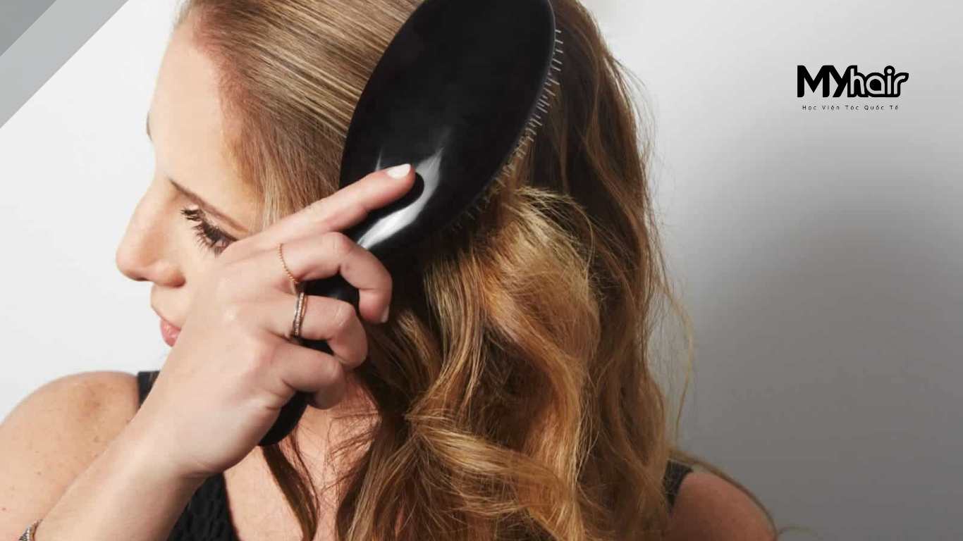Dùng sản phẩm tạo kiểu giữ nếp