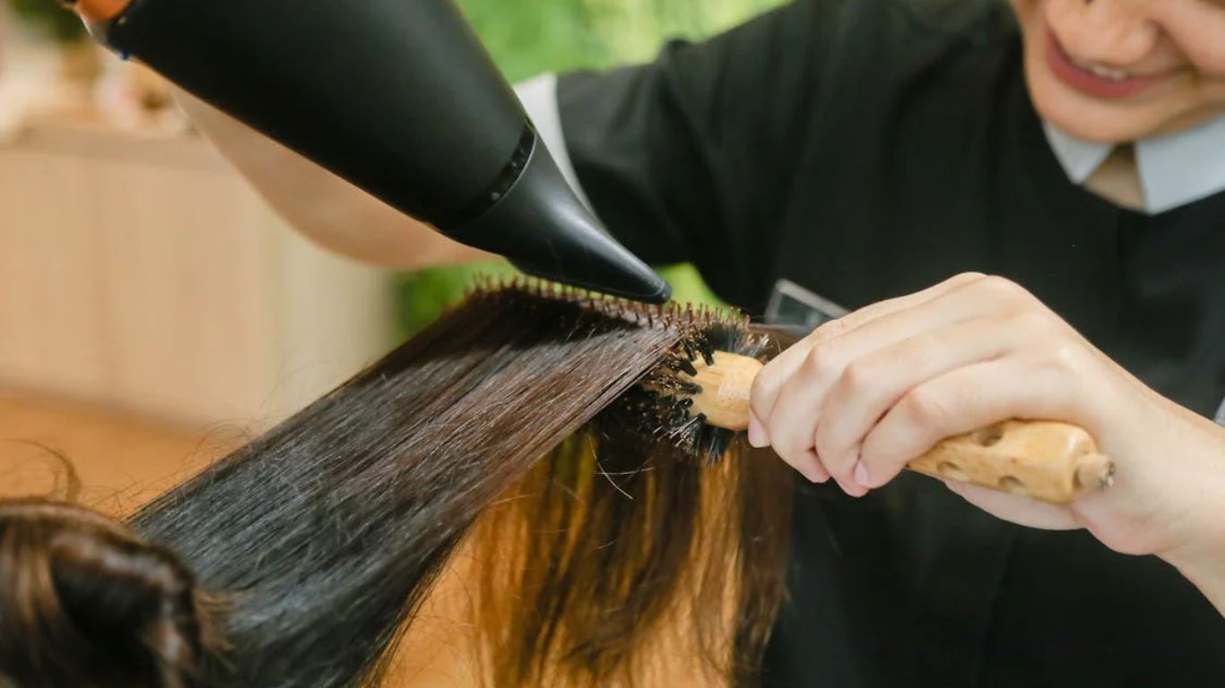 Những khó khăn thường gặp khi học nghề tóc miễn phí – Khó khăn trong việc tìm việc làm sau khi hoàn thành khóa học