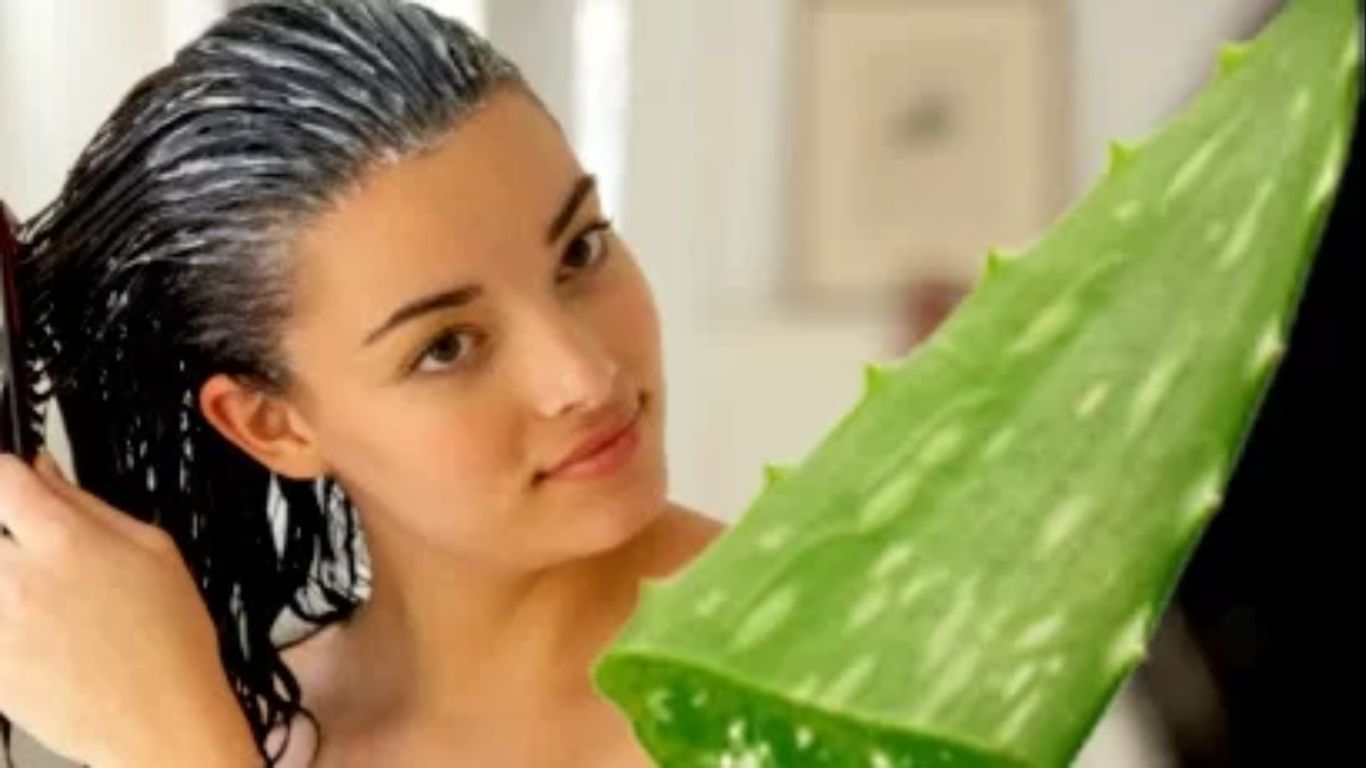 Cách duỗi tóc xoăn tại nhà – Duỗi tóc xoăn bằng lô hội (nha đam)